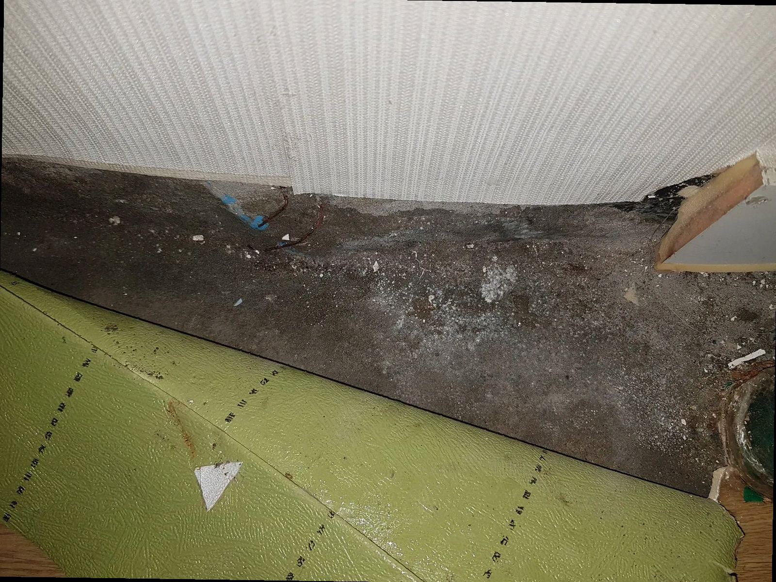 천안시 서북구 누수탐지 천장 얼룩과 배관 점검 장면을 함께 보여주는 현장 이미지