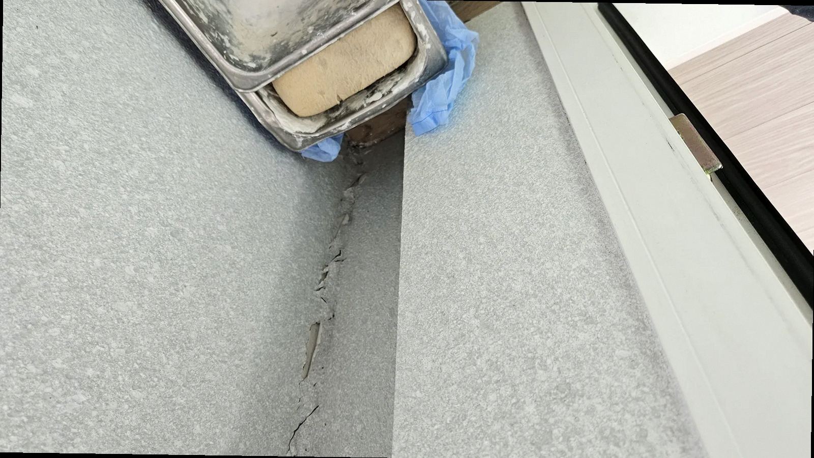 천안시 서북구 누수탐지 거실 마루 바닥 들뜸과 누수 흔적을 확인하는 현장 모습