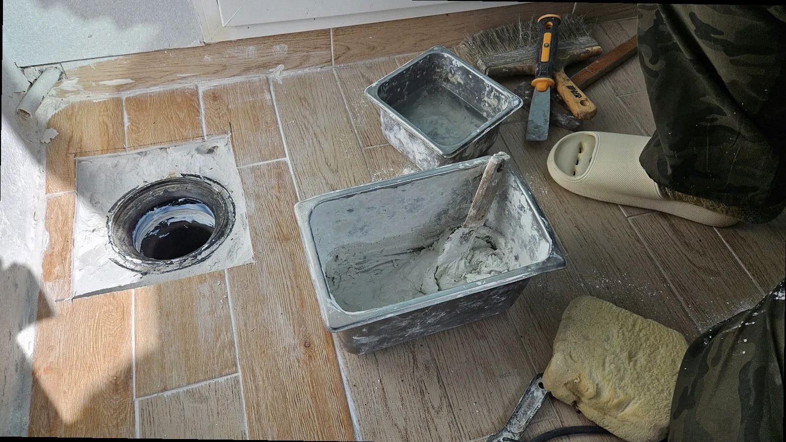 천안시 서북구 누수탐지 베란다 바닥과 창틀 주변 누수 흔적을 확인하는 현장 점검 이미지