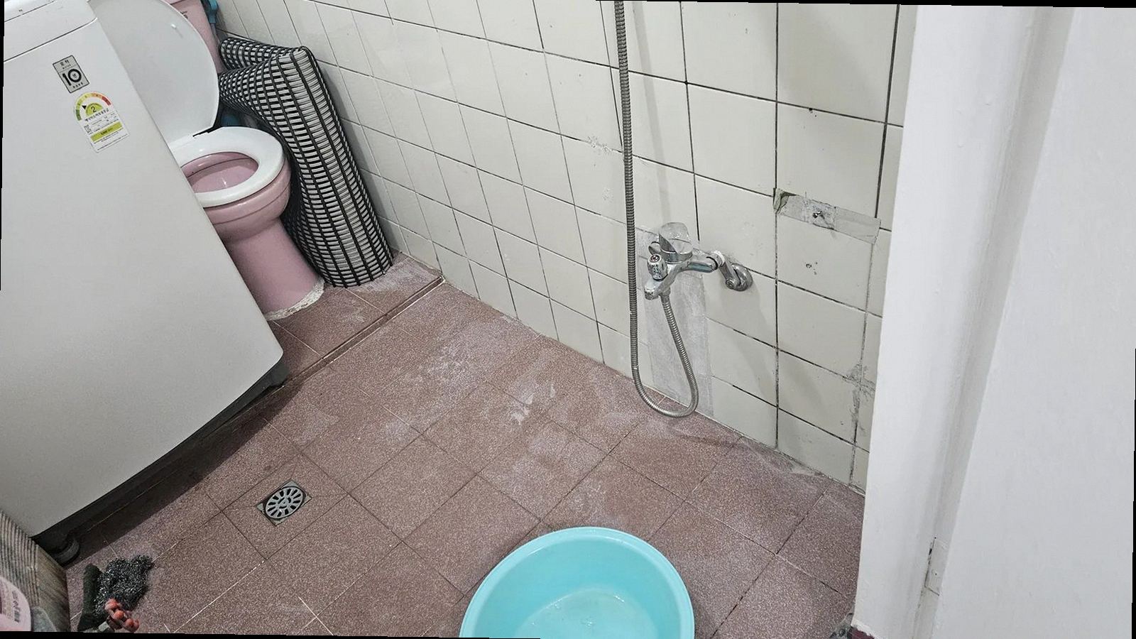 천안시 서북구 누수탐지 화장실 수도배관 누수 점검을 위해 계량기와 바닥 상태를 함께 확인하는 현장 모습