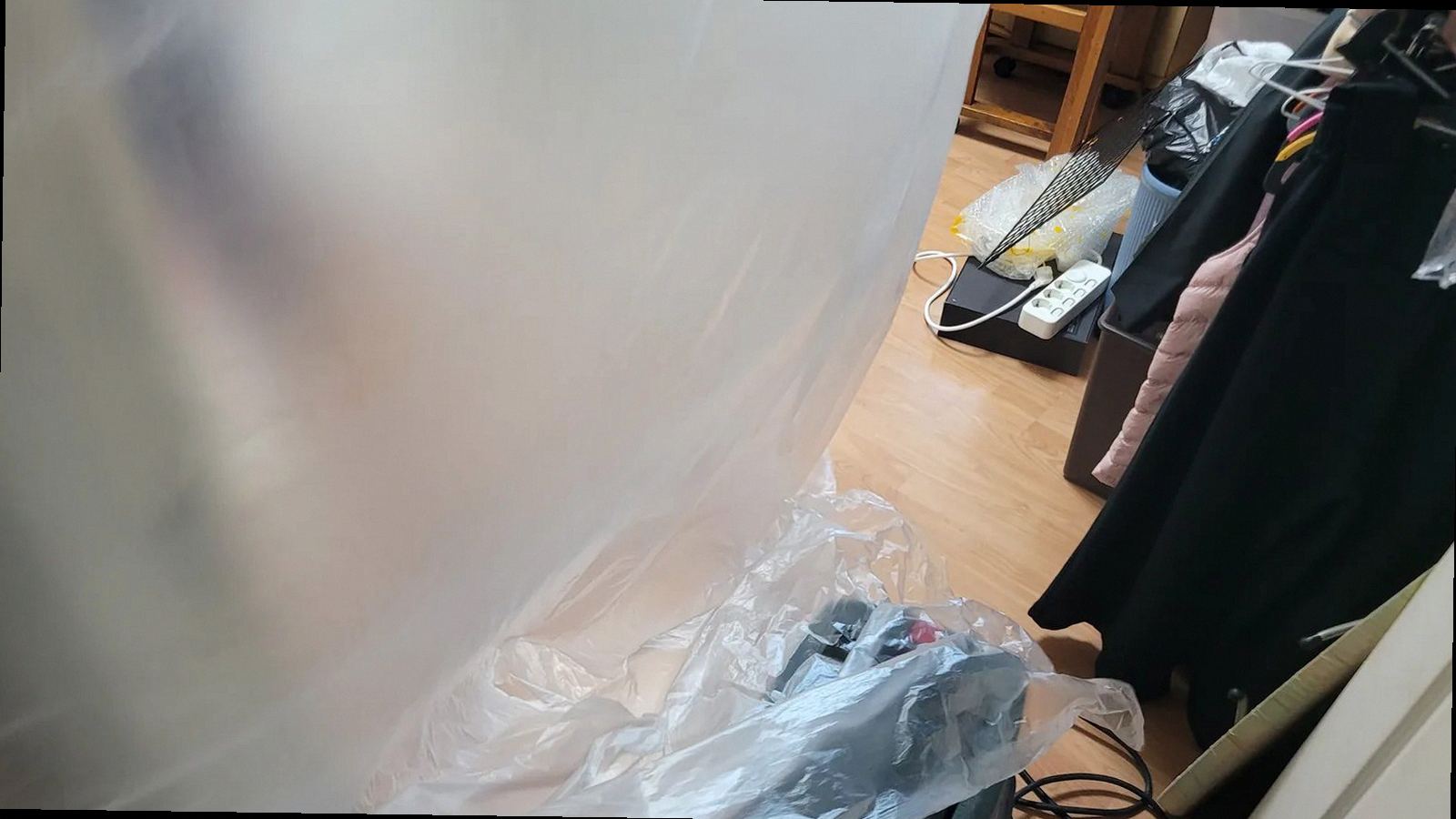 천안시 서북구 누수탐지 누수탐지 장비로 안방 벽면을 점검하는 모습
