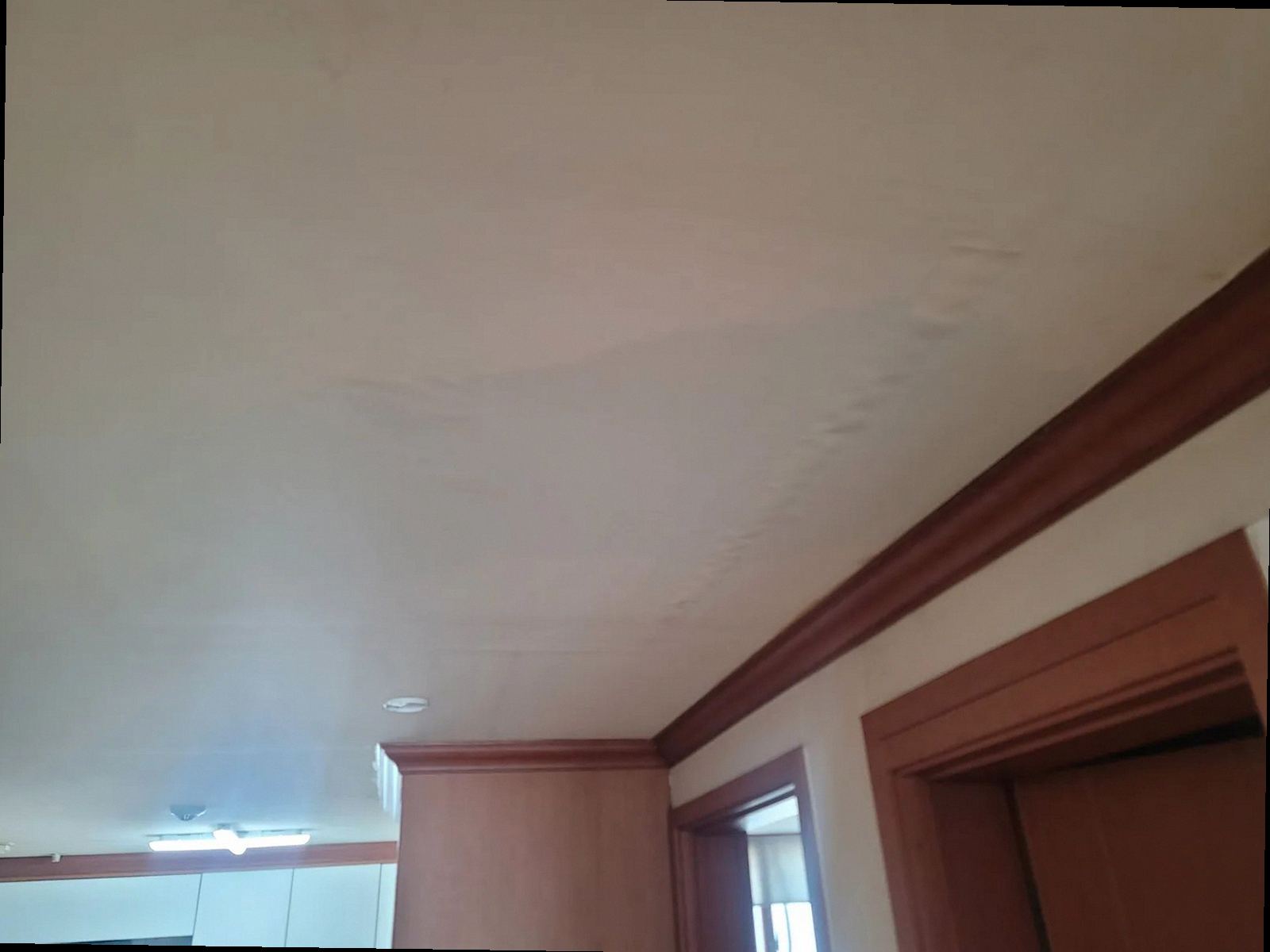 천안시 서북구 누수탐지 아랫집 욕실 누수 현장에서 천장 얼룩과 욕실 바닥 상태를 함께 확인하는 모습